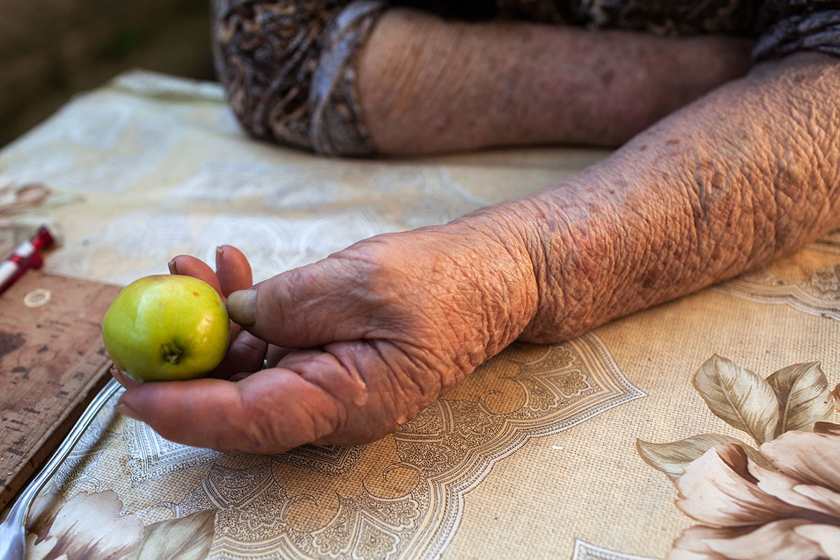 Foto von Großmutters Hand mit einem Apfel in der Hand