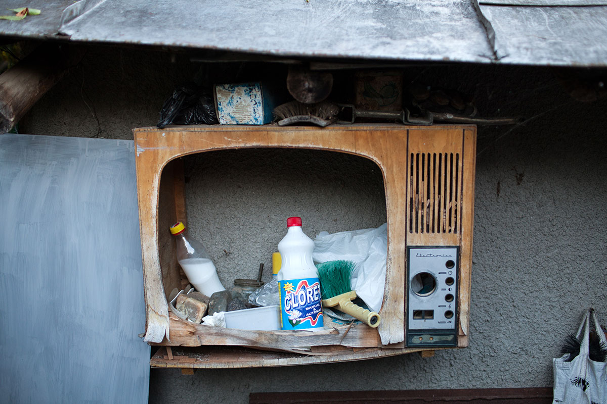 Foto von altem Fernseher welcher als Schrank benutzt wird