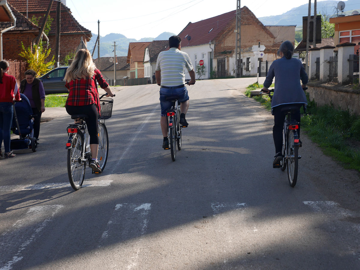 Mit Fahrrädern unterwegs im Dorf