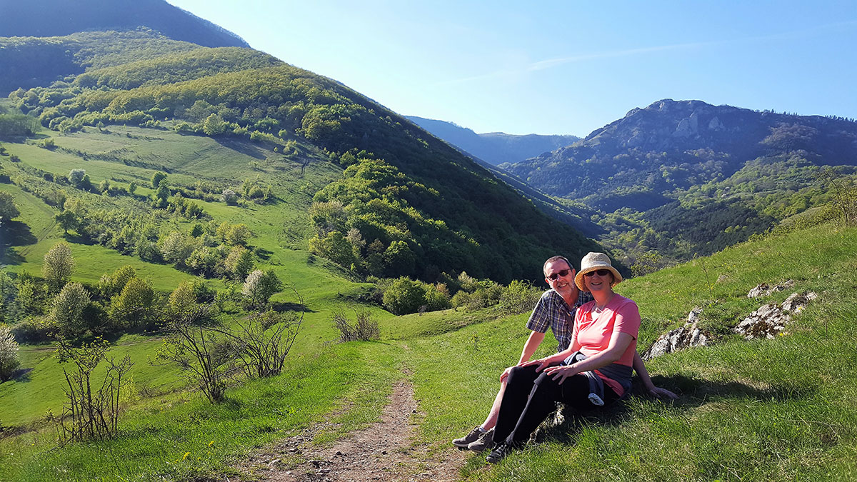 Autorin mit Ehemann vor Berglandschaft