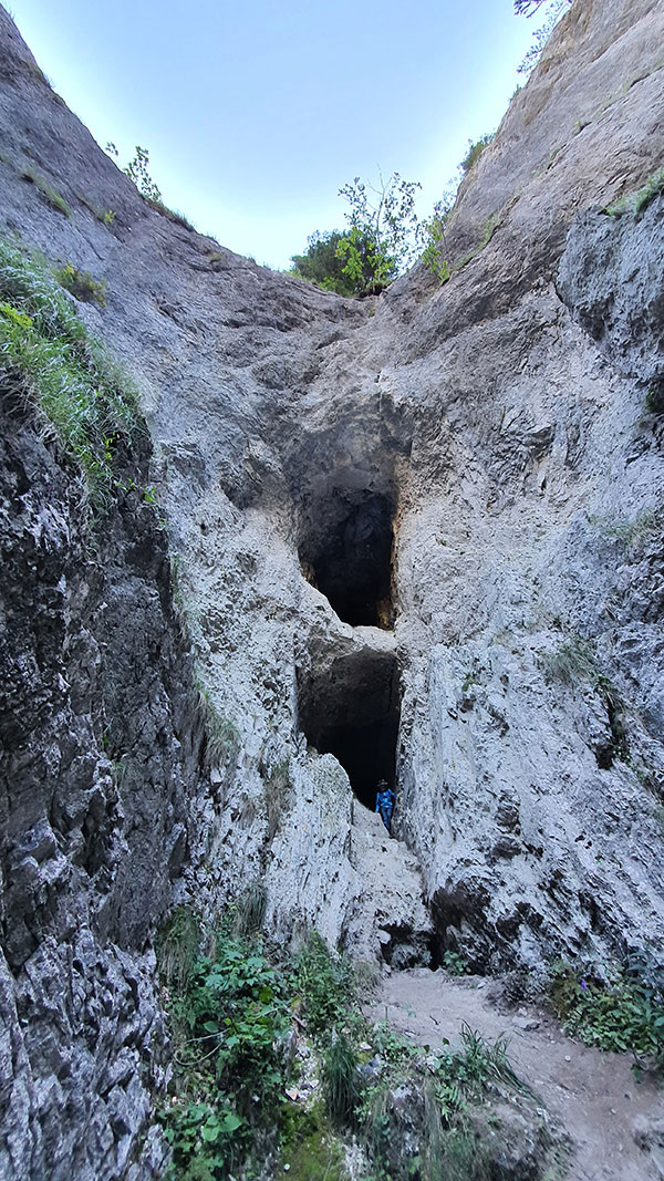Zwei Höhleneingänge