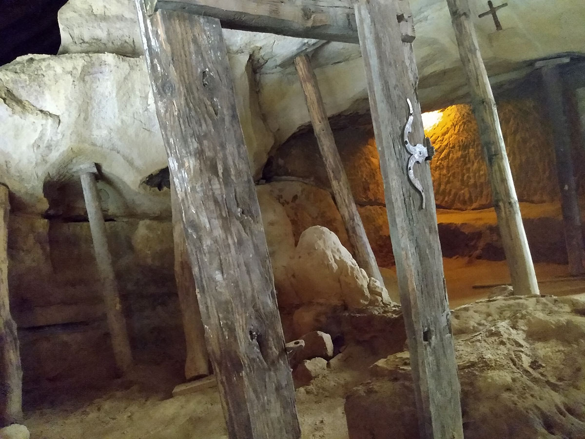 abgestützte Mauern im Höhlenkloster