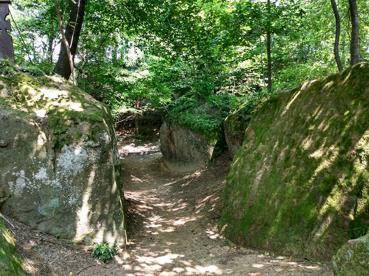 Weg zwischen Felsen