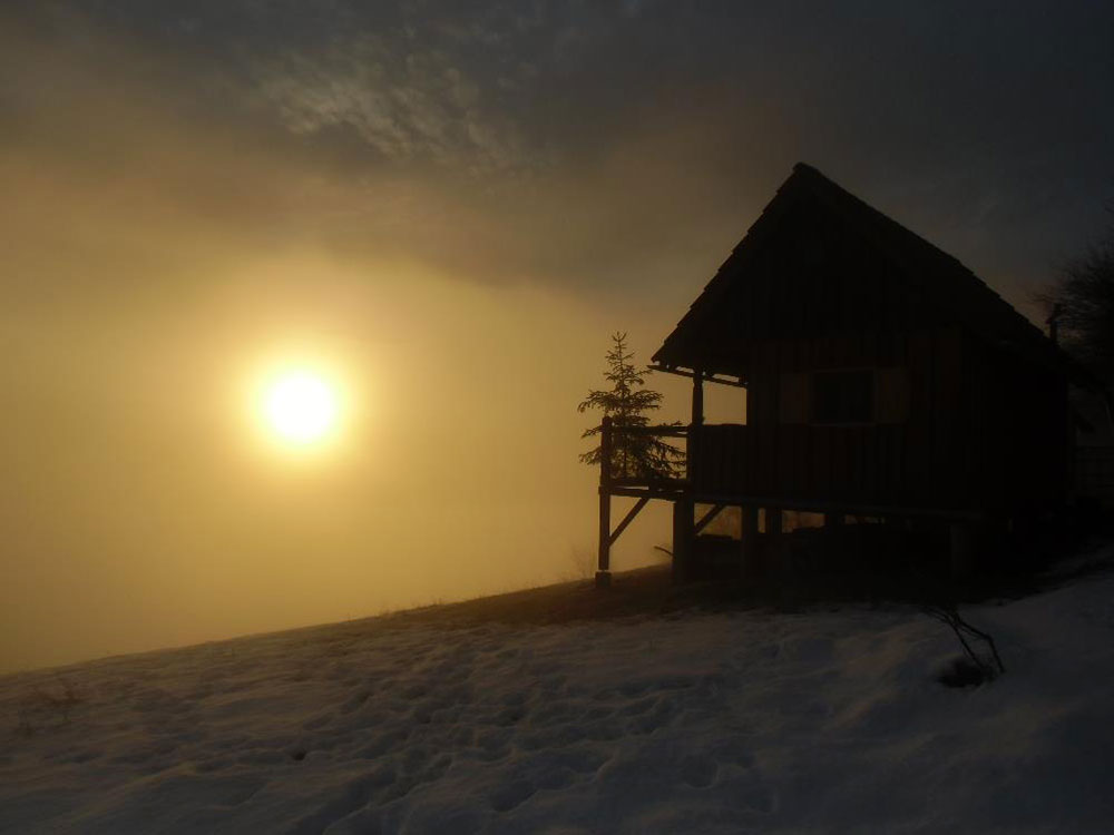 Holzhütte in Winterlandschaft