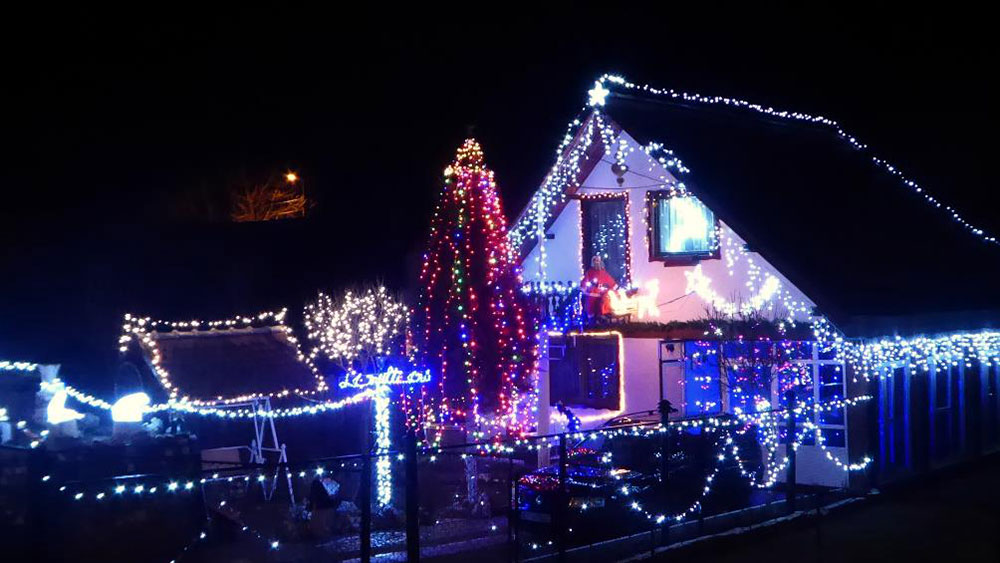 weihnachtlich geschmücktes Haus