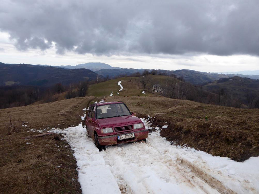 Auto steckt im Schnee fest