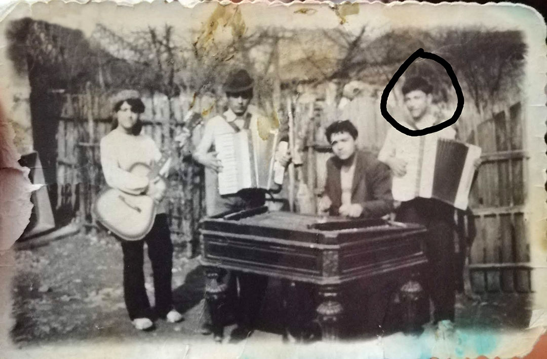 Foto einer musizierenden Romafamilie