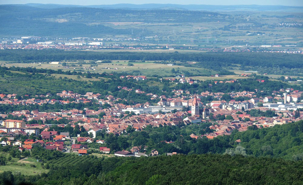 Gipfelfoto mit Blick ins Tal