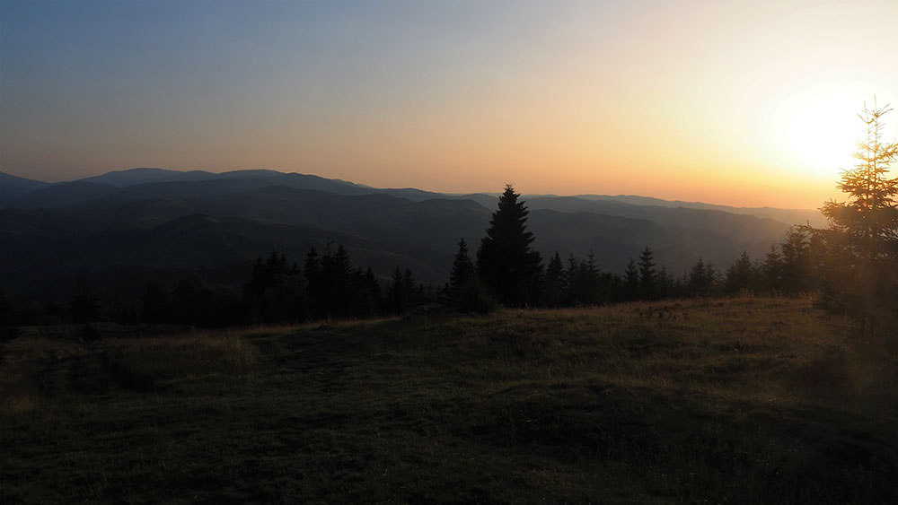 Foto vom Sonnenuntergang in den Bergen