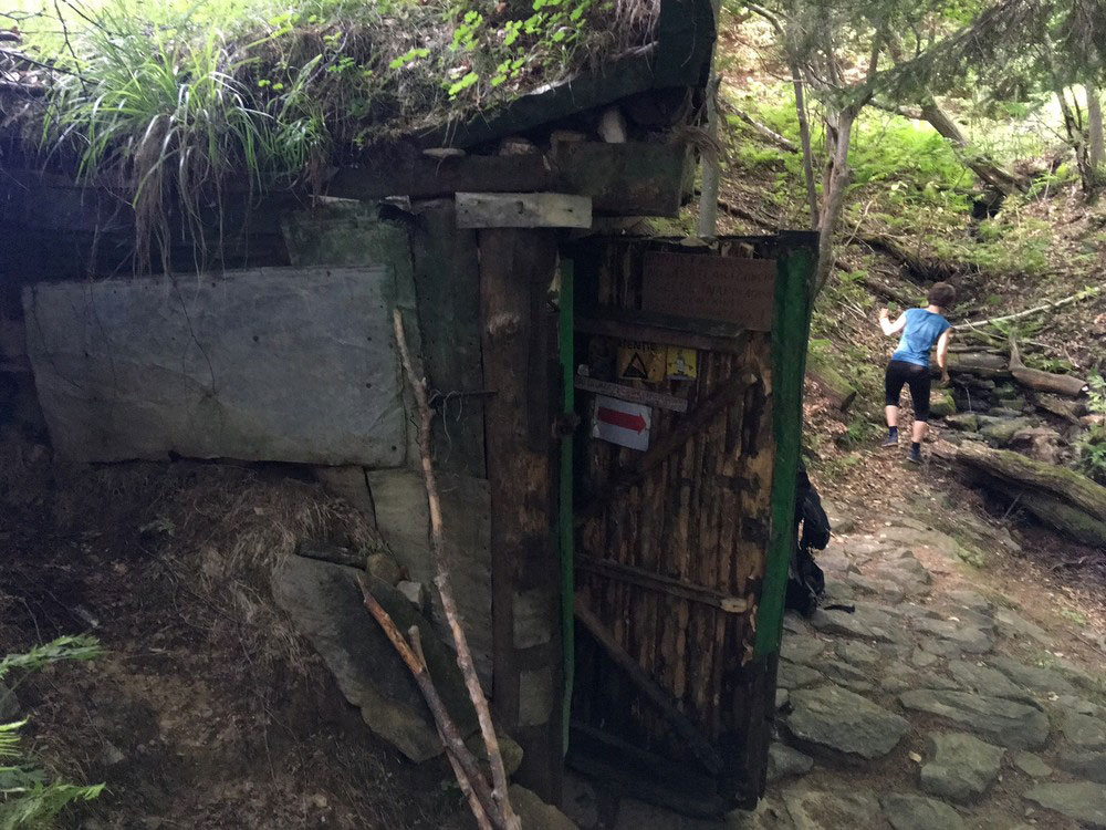 Foto der Schutzhütte mit Quelle im Hintergrund