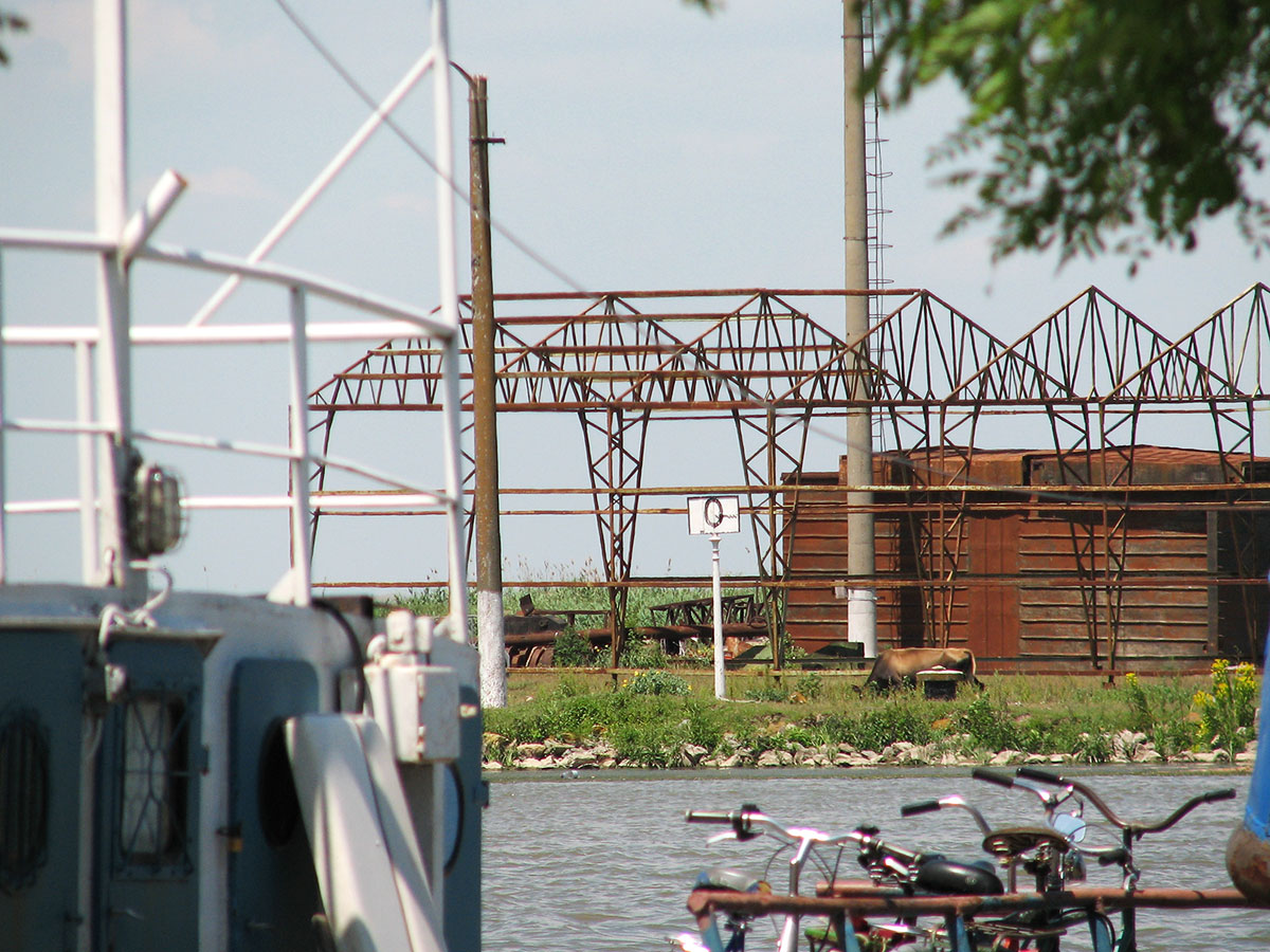 ehemalige verrostete Industrieanlagen an der Donau