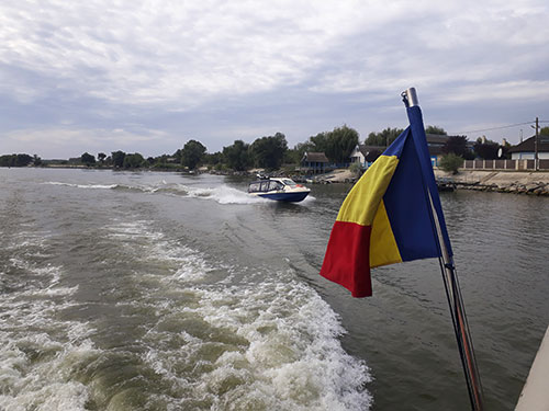 Schiff mit Flagge auf der Donau