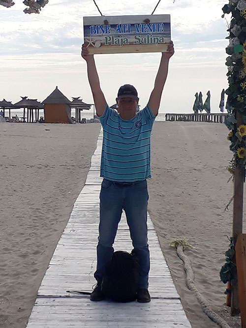 Stefan am Strand stehend