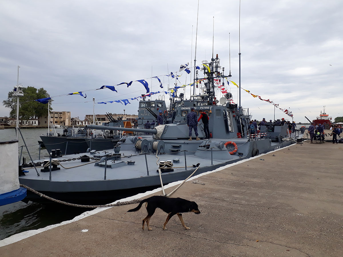 Militärschiff im Hafen