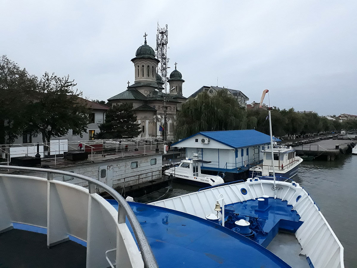 Schiff im Hafen