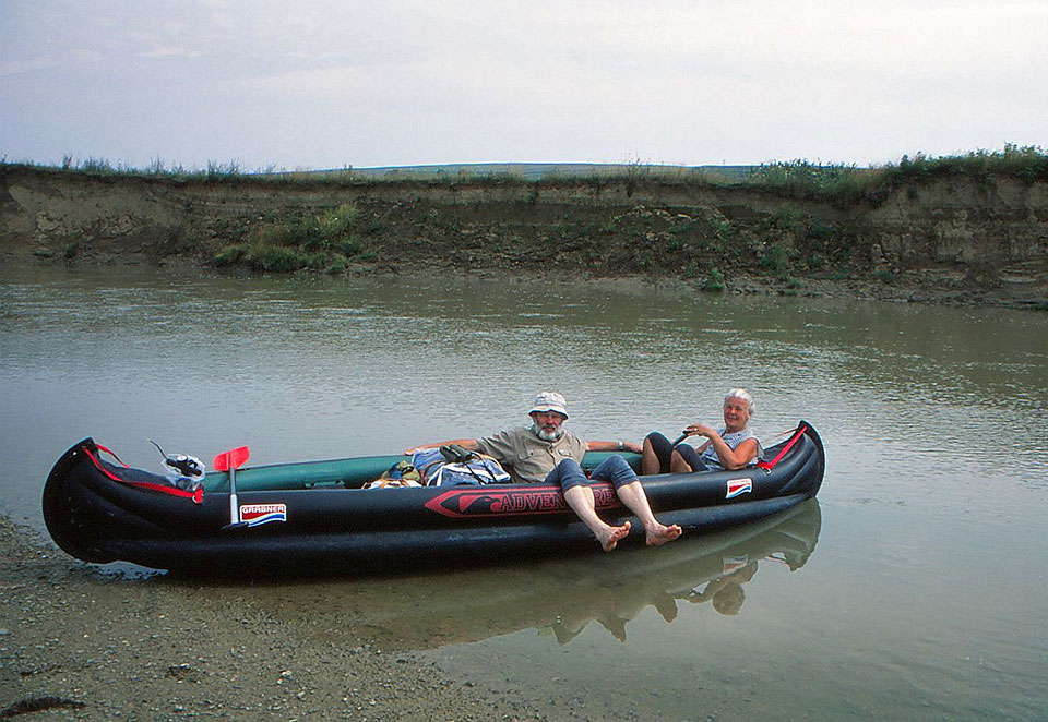 Großeltern im Paddelboot