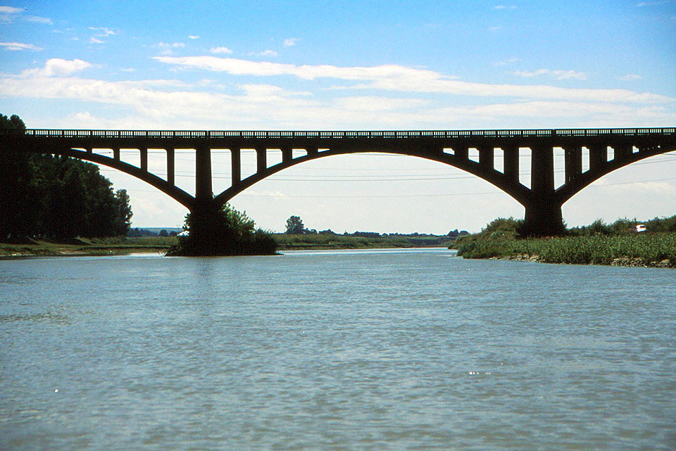 Bogenbrücke über dem Fluss