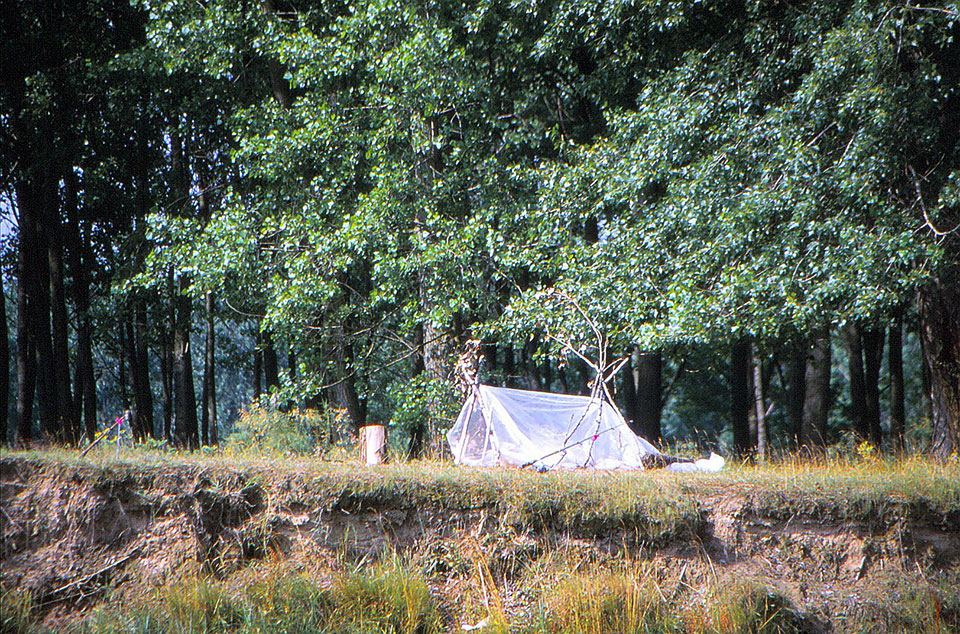 Zelt aus Plastefolie am Uferrand