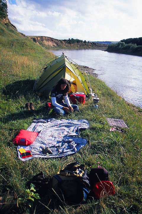 Zelt neben Fluss