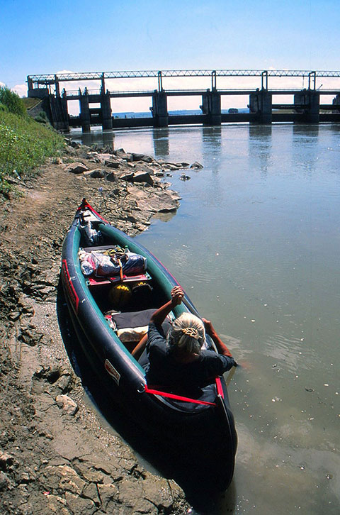 Paddelboot vor Staustufe