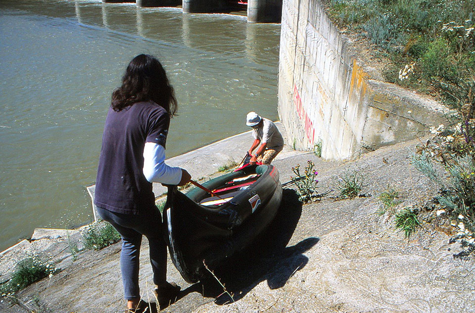 Boot wird an der Staustufe vorbei getragen