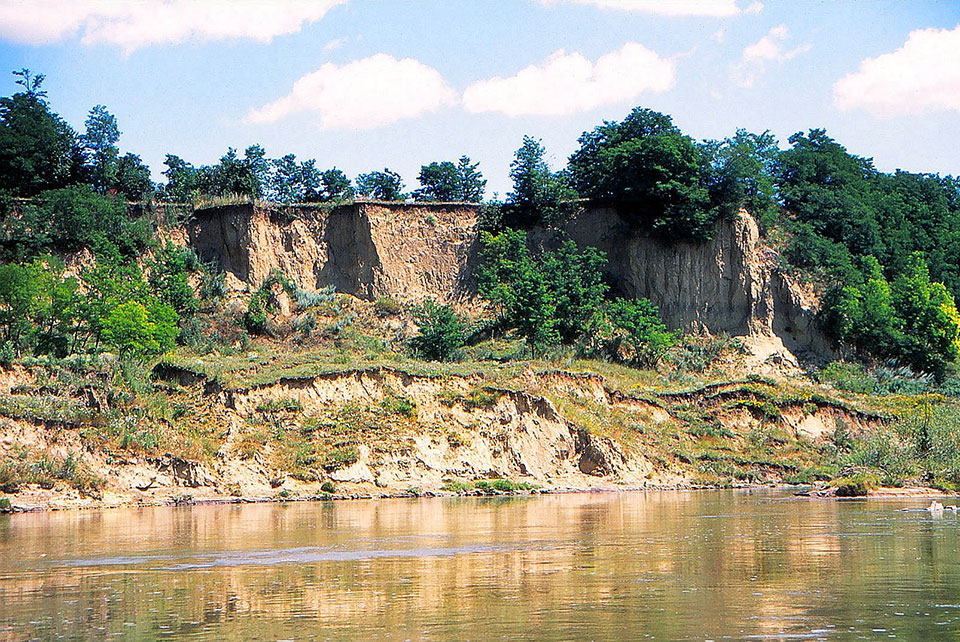 Flusslandschaft mit abgesackter Sandböschung