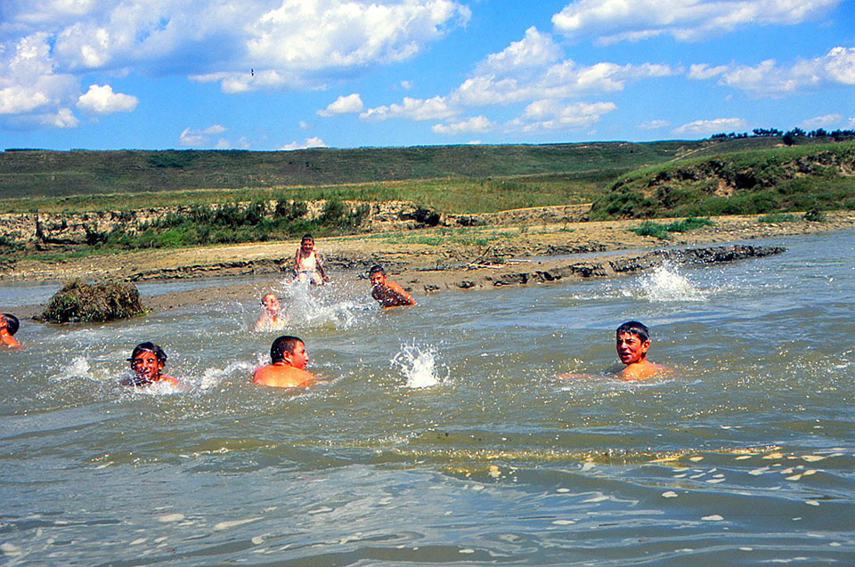 badende Kinder im Fluss