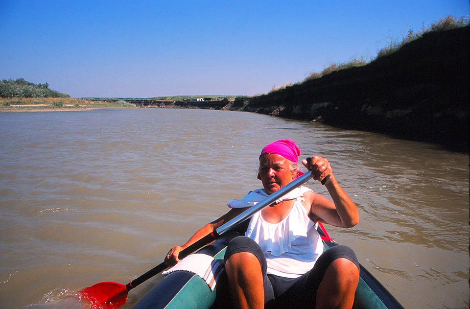 Frau im Paddelboot