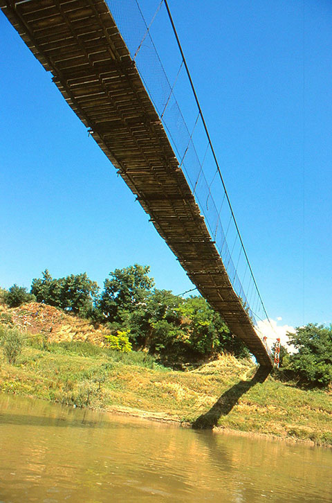 Hängebrücke über dem Fluss