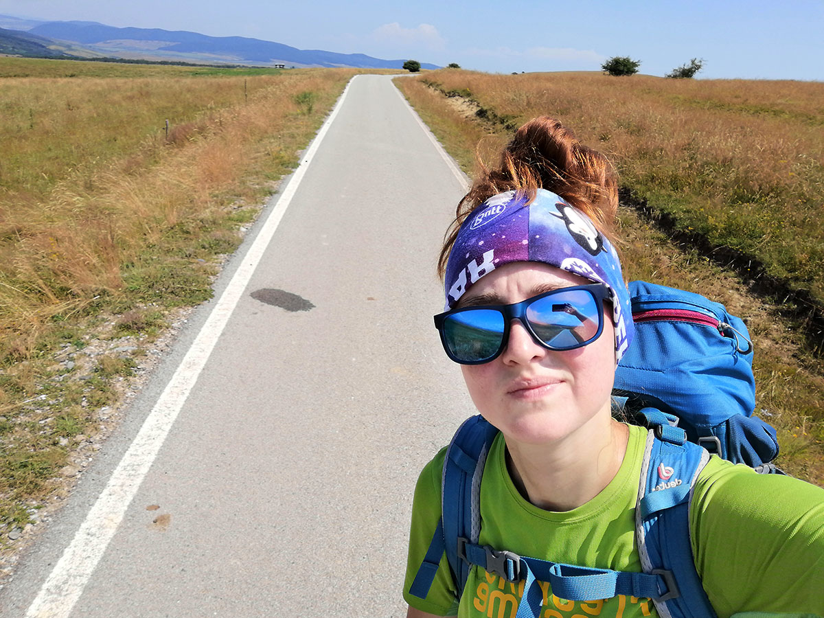 Selfie von Anca in der Sonne auf einem asphaltiertem Weg