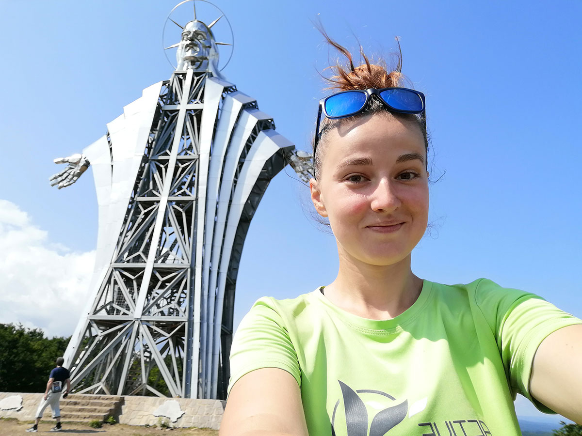 Selfie von Anca vor einer überdimensionalen Christusstatue