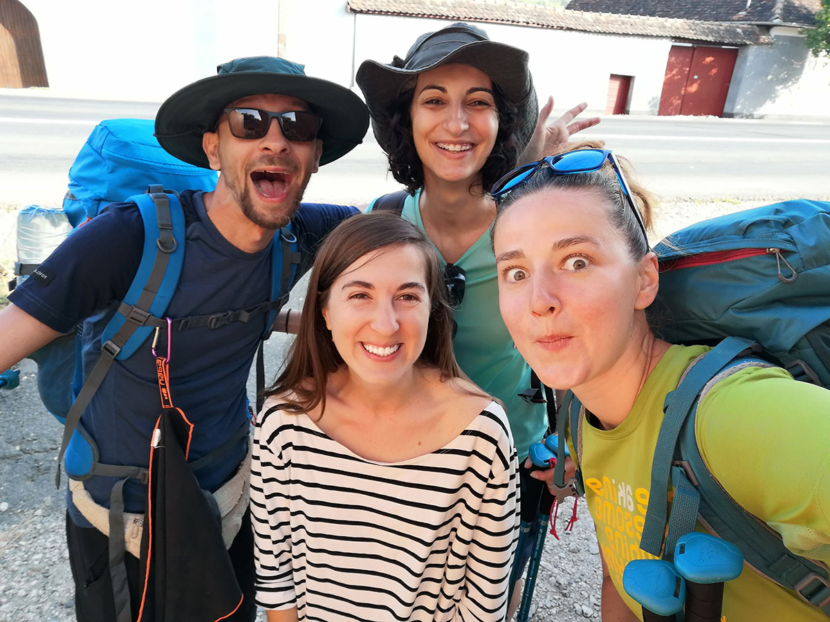 Selfie mit anderen lachenden Wandersleuten