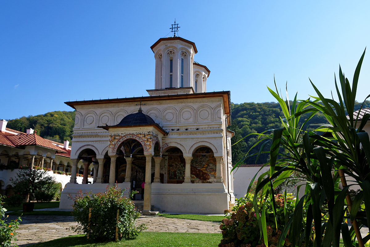 Innenhof eines Klosters mit Kirche in der Mitte