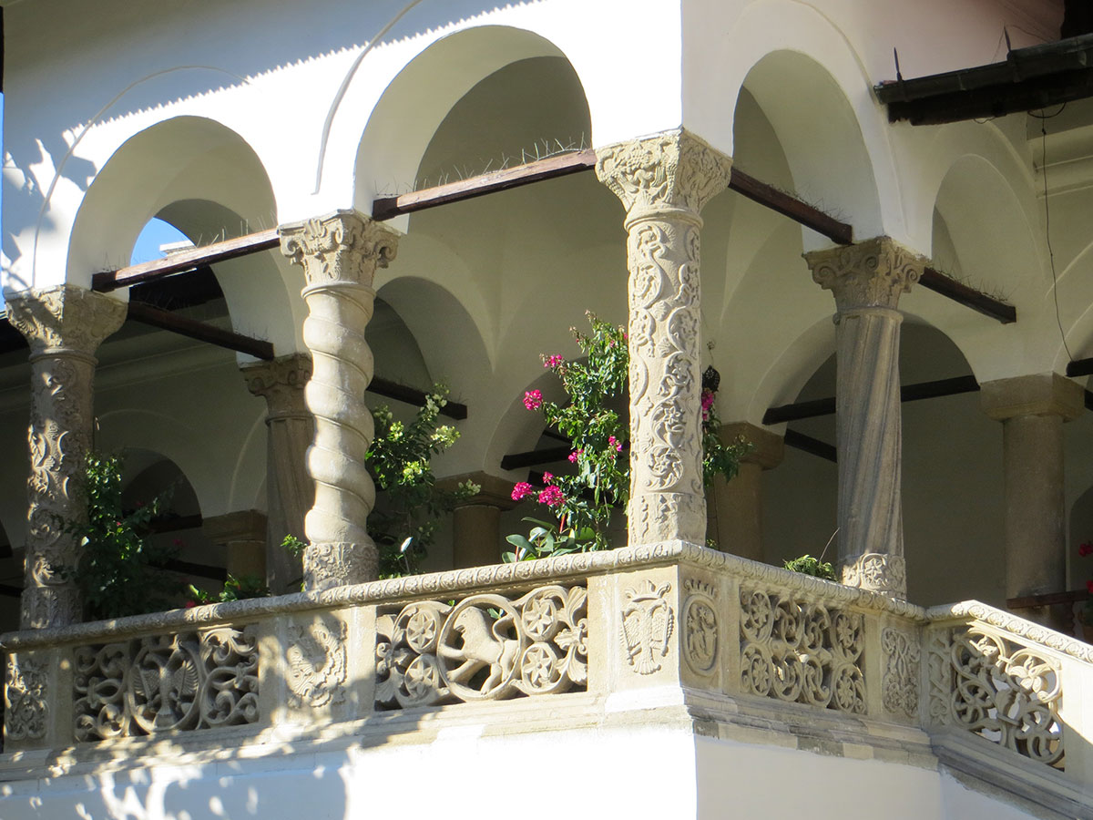 Loggia mit verzierten Säulen und Geländer