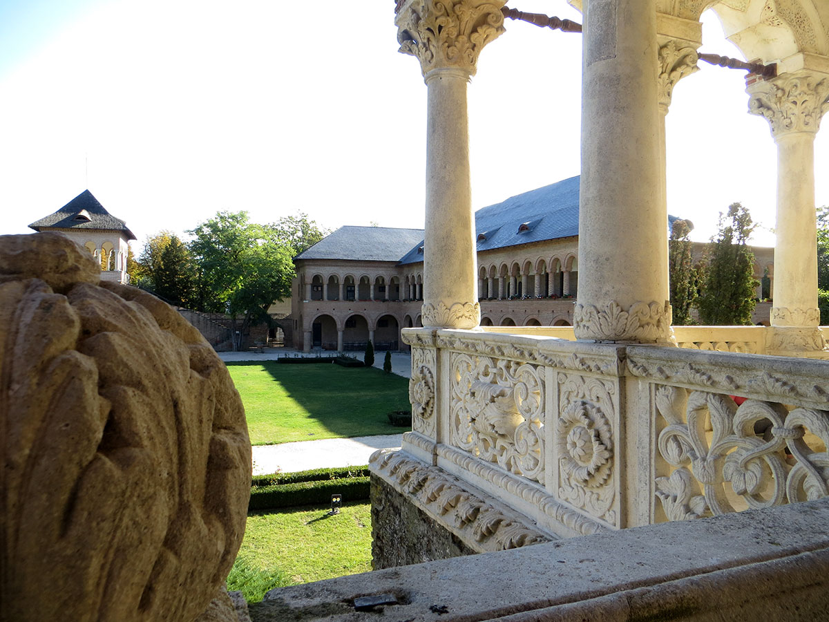 historisches Bauwerk mit Säulen