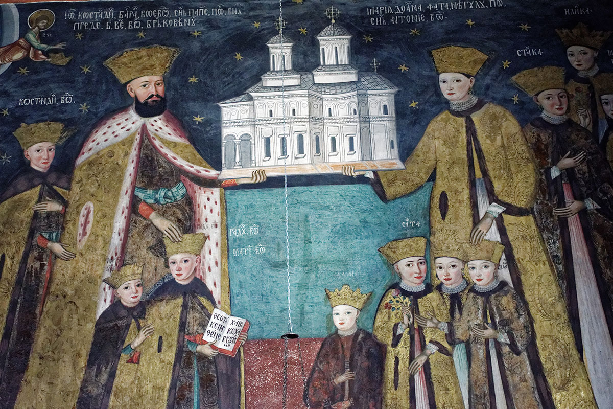 gemaltes Wandbild in einer Kirche mit mehreren Heiliegn welche eine Kirche tragend in ihren Händen halten