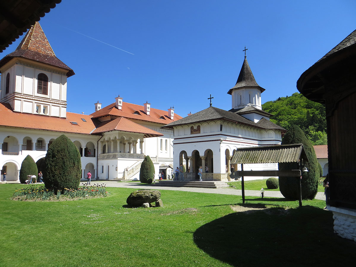 Klosteranlage mit grüner Wiese