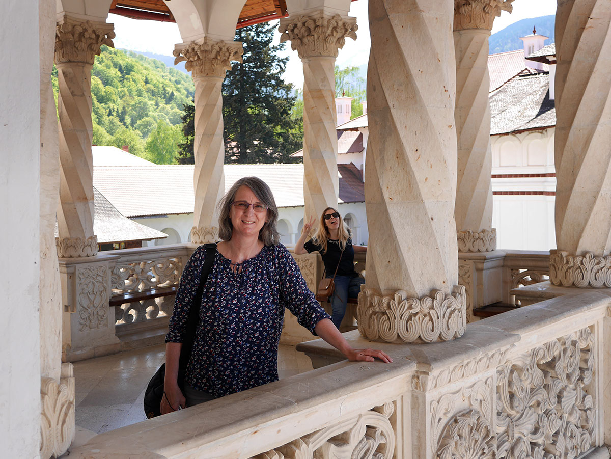 Autorin steht in einer Loggia neben einer Säule