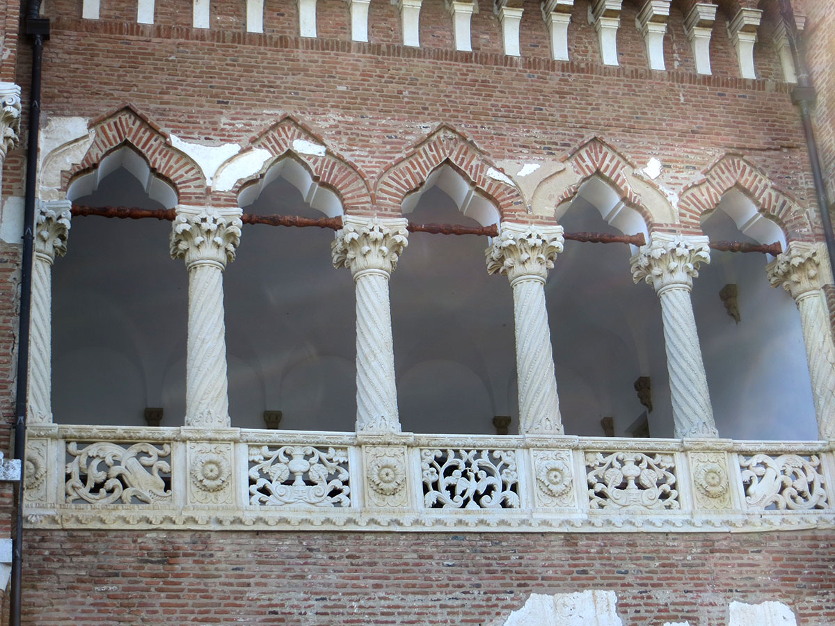Loggia mit kunstvoll verzierten Säulen