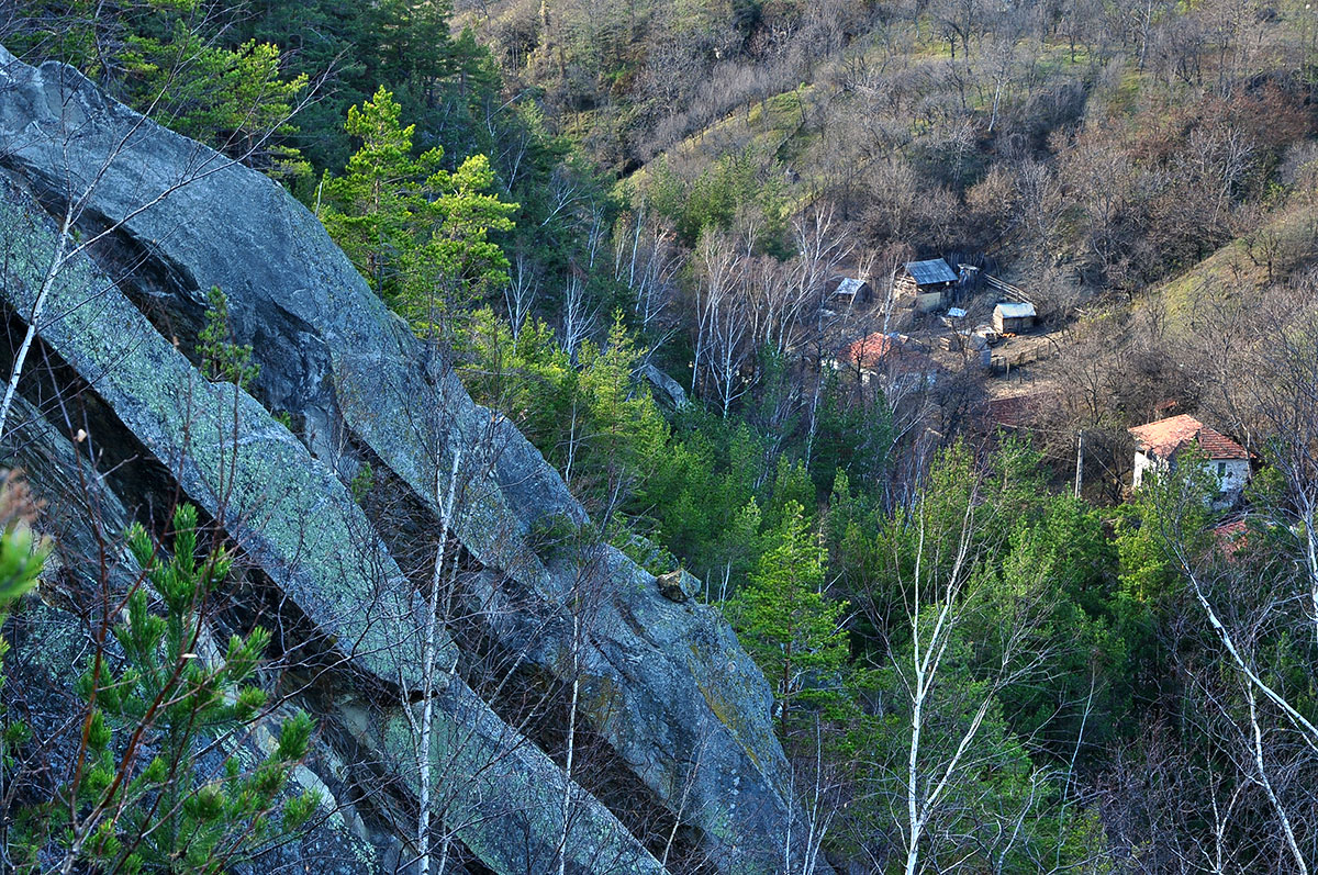 Zwei Häuser im Tal von einem Felsvorsprung fotografiert