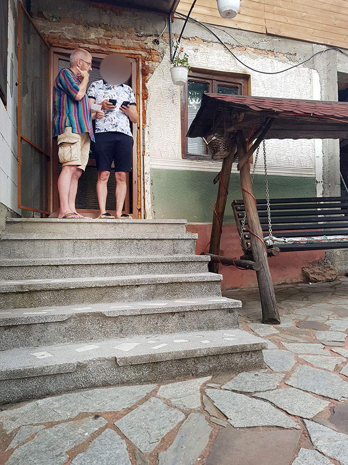 zwei Männer stehen vor einer Hauseingangstür