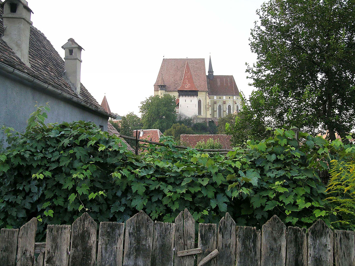 Gartenzaun mit Kirchenburg