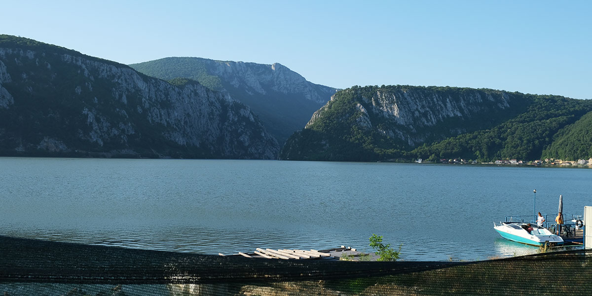 großer Kessel der Donau mit steilen Felsen