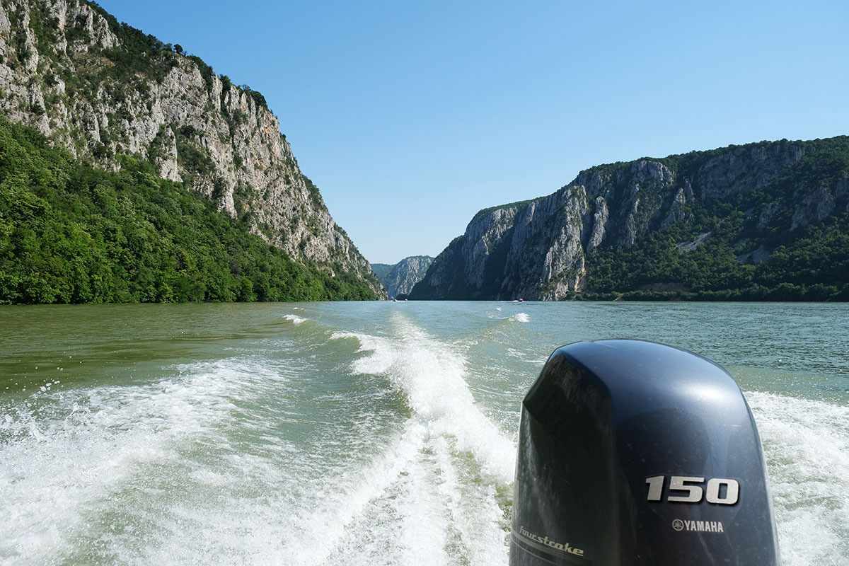 Schnellboot fährt auf der Donau entlang