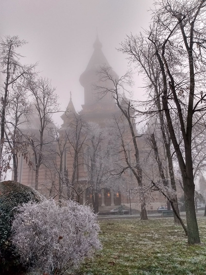 Kirche teilweise im Nebel verschwindend