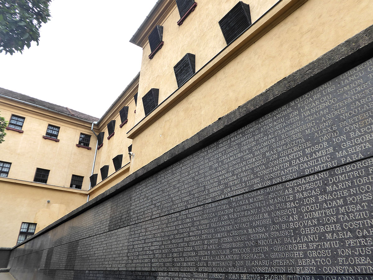 Tafel mit tausenden Namen an der Innenwand des Gefängnisses
