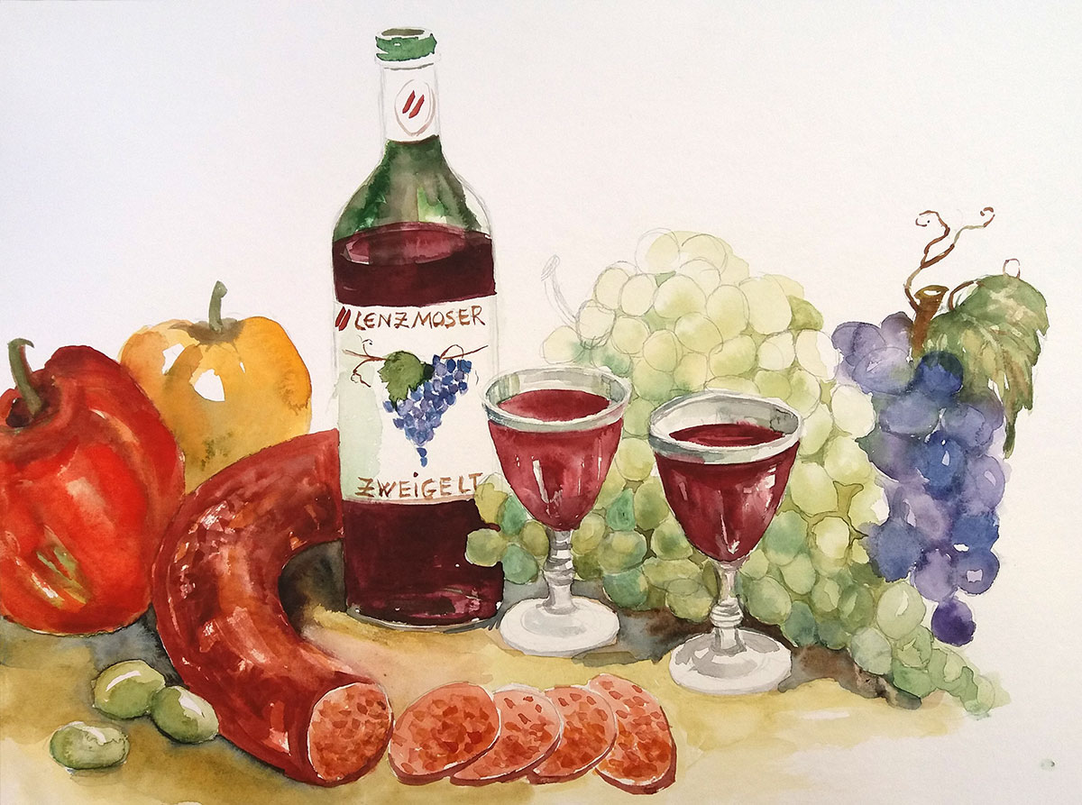 gemaltes Bild einer Weinflasche neben zwei gefüllten Weingläsern umringt von Weintrauebn, Paprika und Wurst