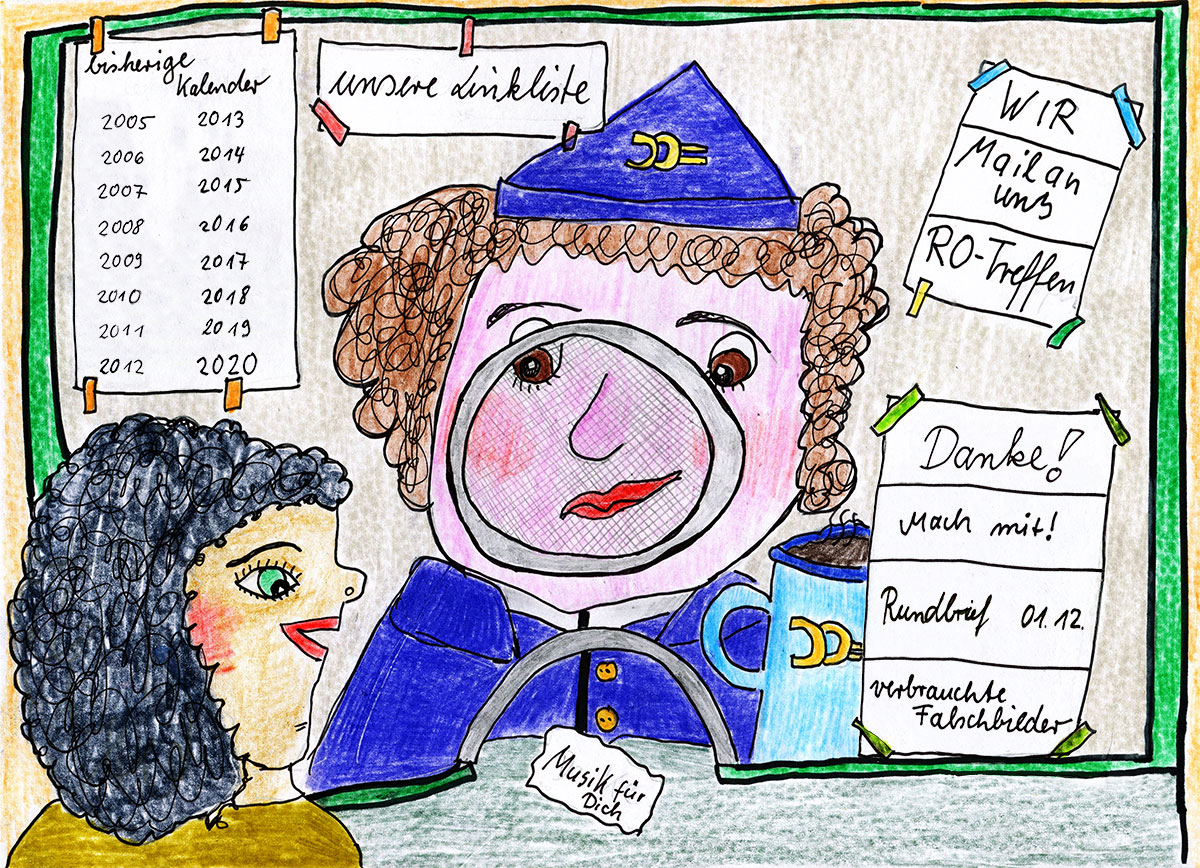 Fahrkartenschalter mit Verkäuferin in Eisenbahnuniform hinter einer Glasscheibe und einer Frau davor. An der Glasscheibe kleben viele Zettel mit weiteren Links