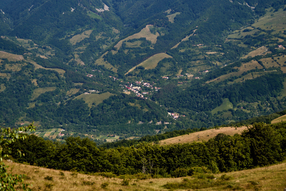 Blick von Berg in ein Tal mit einem Dorf
