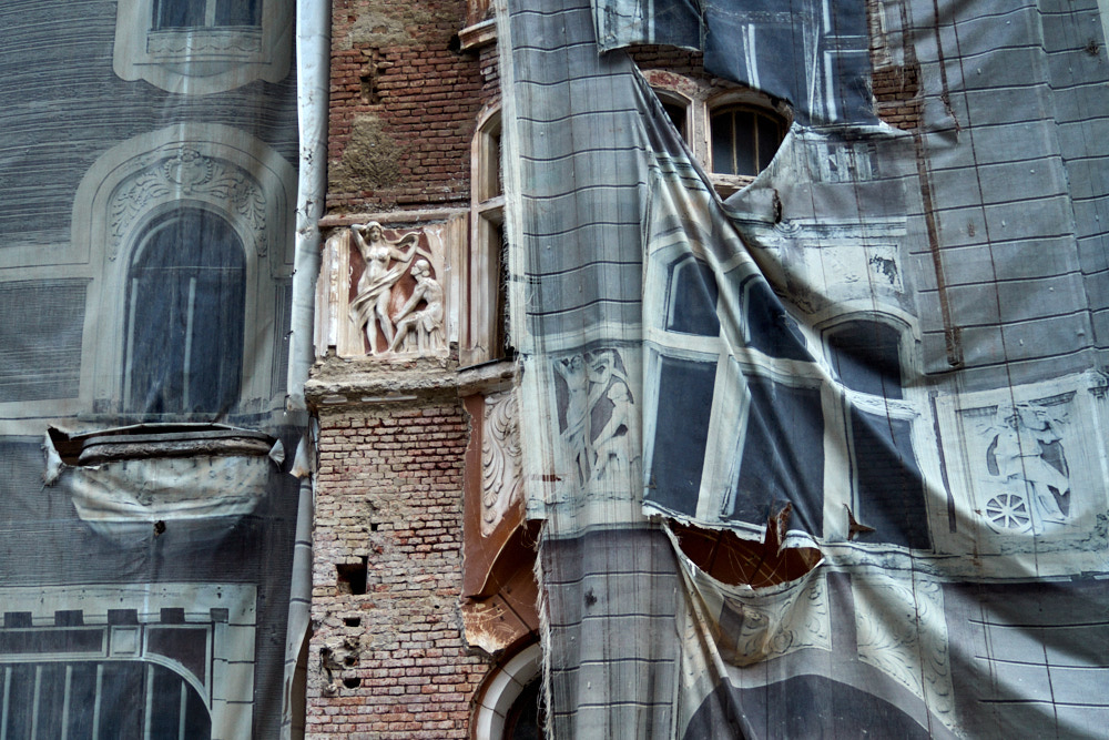 verfallenes historisches Gebäude mit zerfetzten Planen